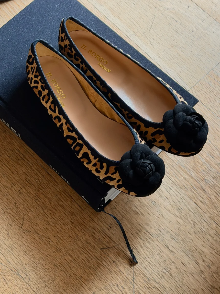Ballerina camelia in camoscio animalier - immagine 7