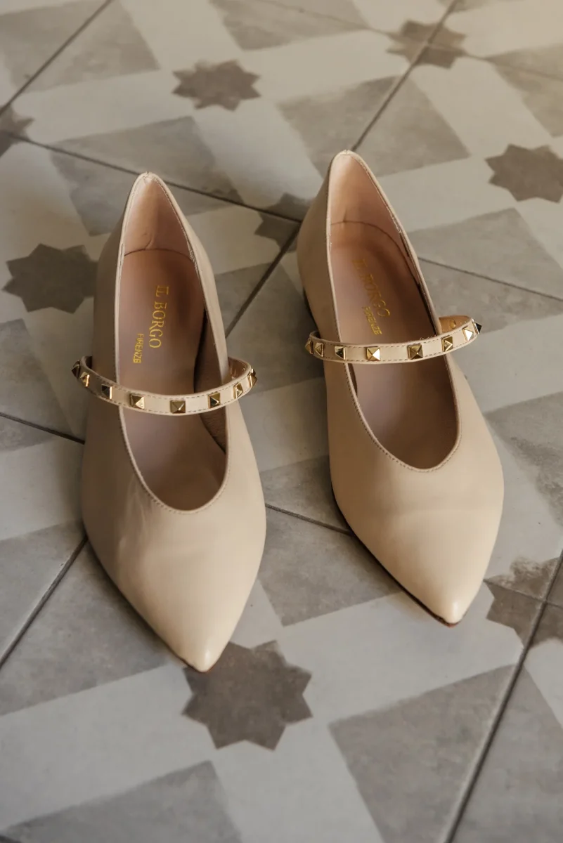 Scarpa scollata vaniglia con fettuccia con borchiette oro - immagine 8