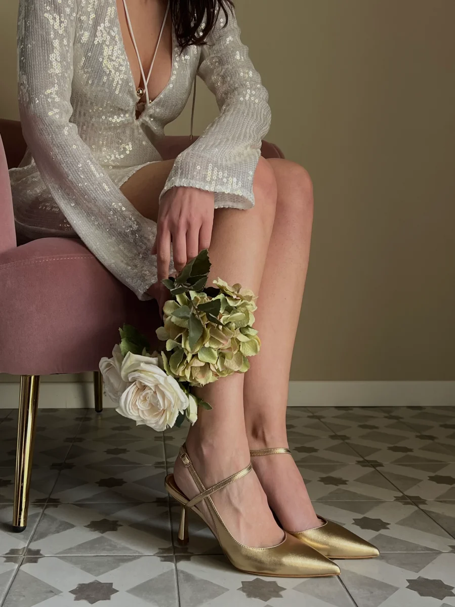 Slingback con cinturino asimmetrico laminata - immagine 6