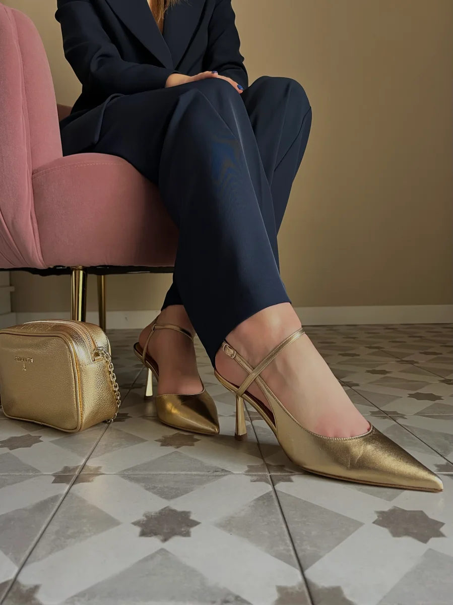 Slingback con cinturino asimmetrico laminata - immagine 7