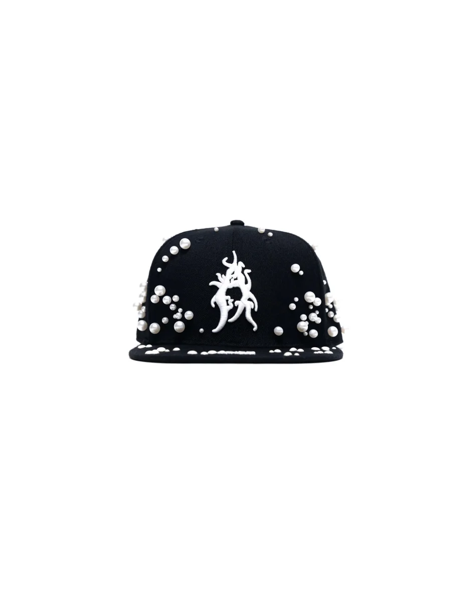 Cappello con ricami 3D, perle e mezze perle applicate