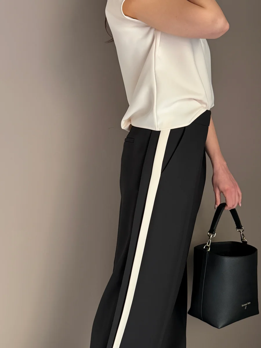 Pantalone a palazzo in crepe fluido con banda laterale - immagine 7