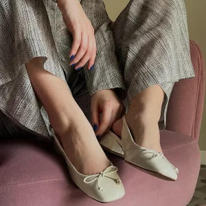 Slingback in vernice con fiocchetto