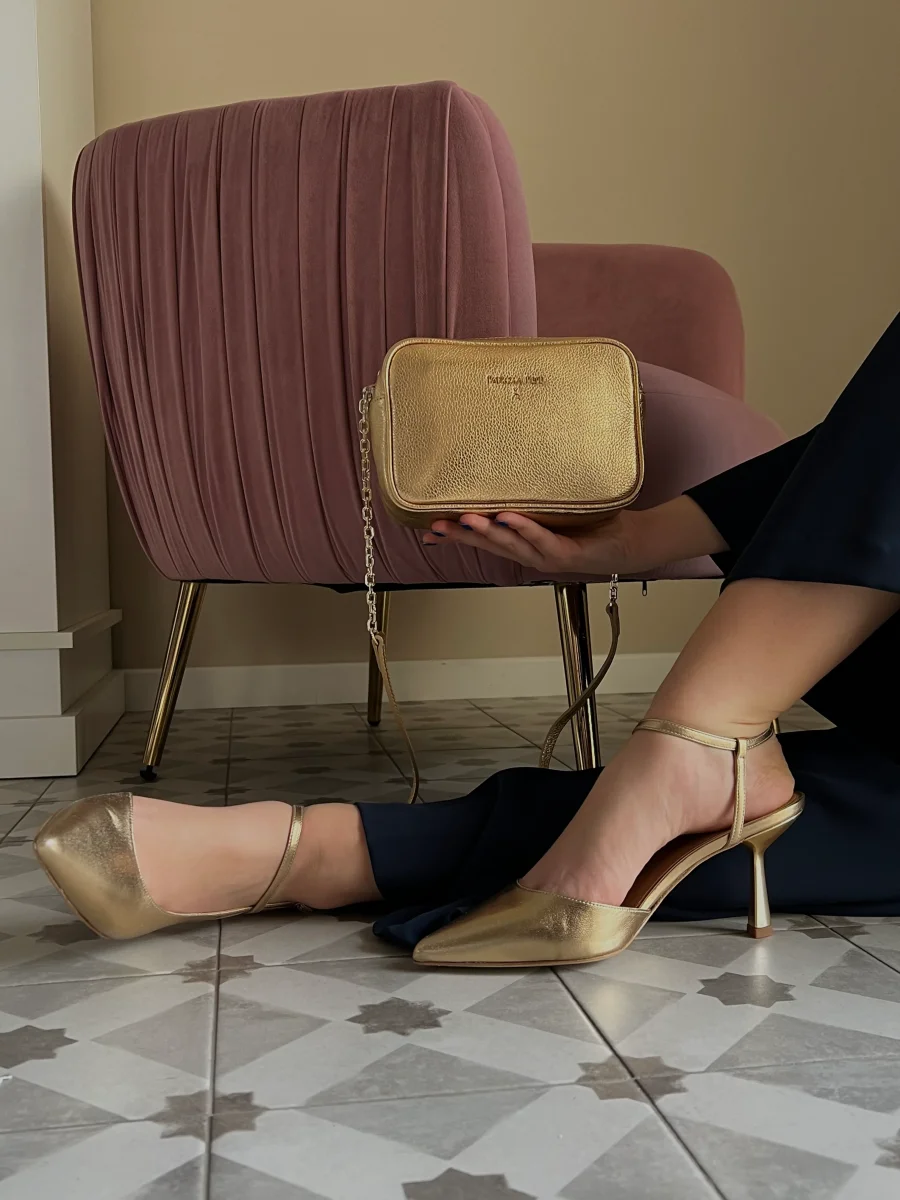 Slingback con cinturino asimmetrico laminata - immagine 3