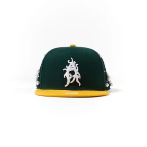Cappello con ricami 3D e perle rivettate