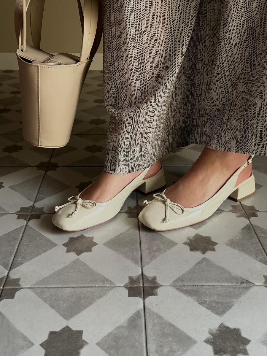 Slingback in vernice con fiocchetto - immagine 3