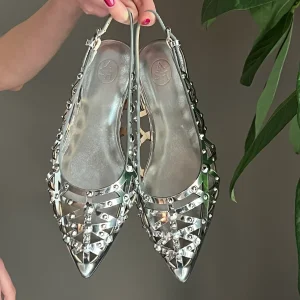 Slingback in pelle con borchiette in pelle specchio