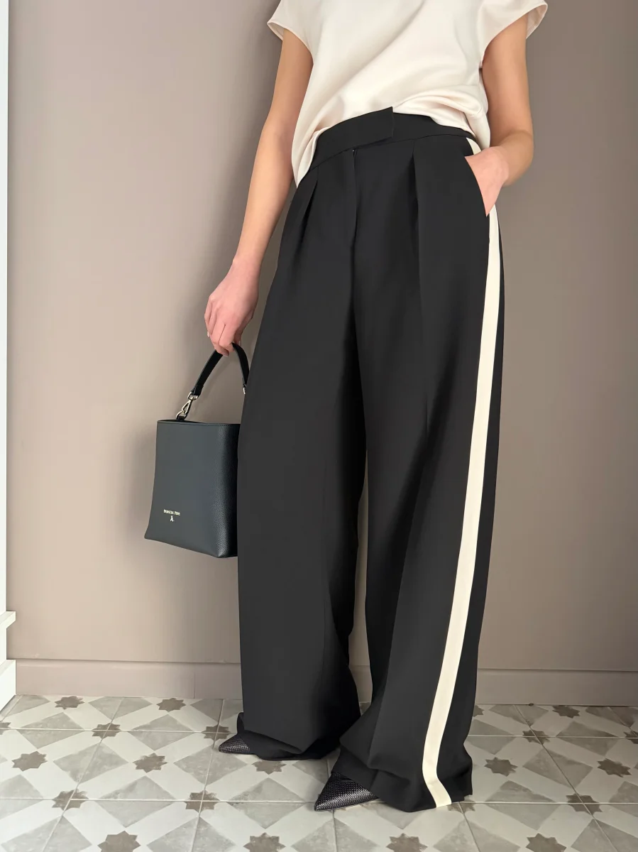 Pantalone a palazzo in crepe fluido con banda laterale - immagine 2