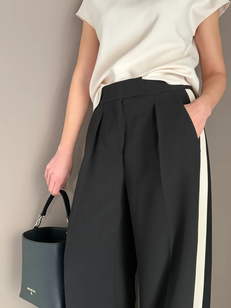 Pantalone a palazzo in crepe fluido con banda laterale - immagine 9