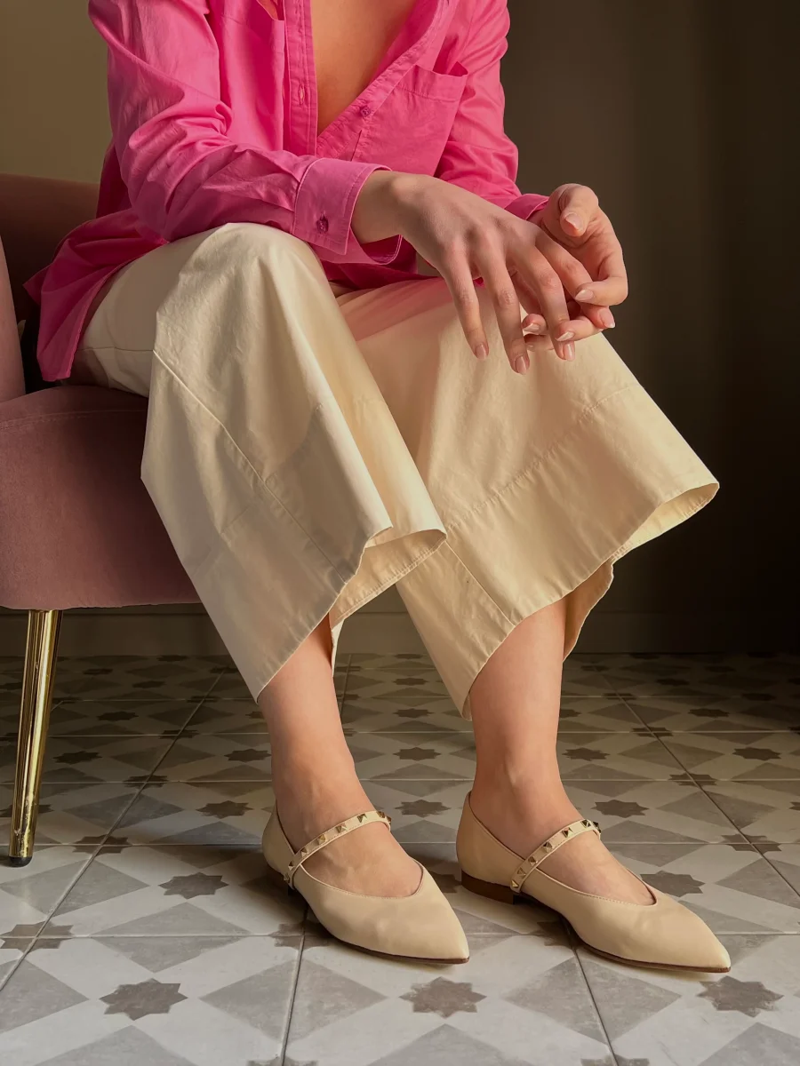 Scarpa scollata vaniglia con fettuccia con borchiette oro - immagine 7