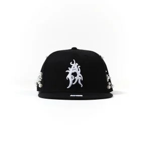 Cappello con ricami 3D e perle rivettate