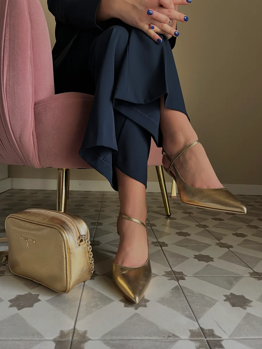 Slingback con cinturino asimmetrico laminata - immagine 9