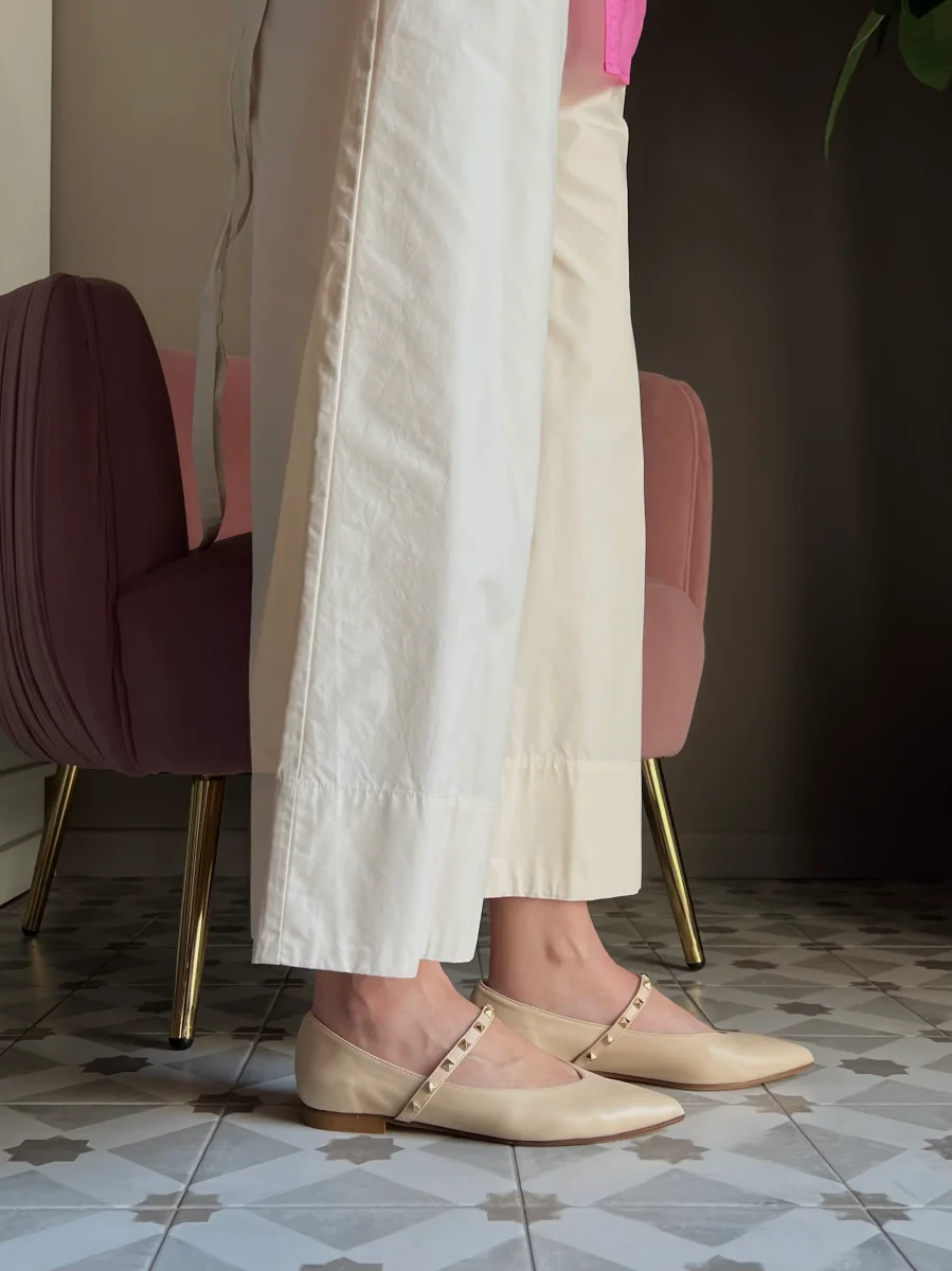 Scarpa scollata vaniglia con fettuccia con borchiette oro - immagine 6