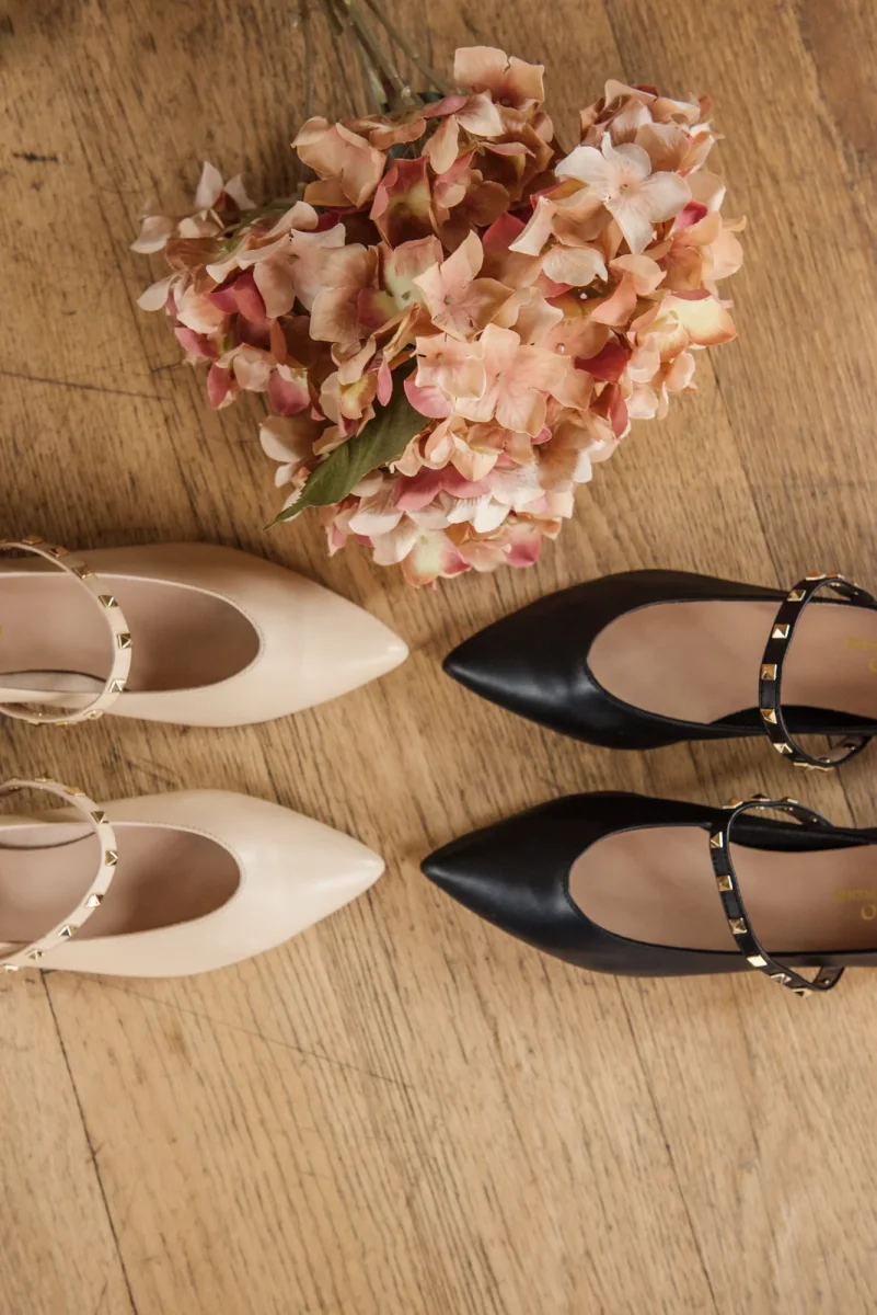 Scarpa scollata vaniglia con fettuccia con borchiette oro - immagine 5
