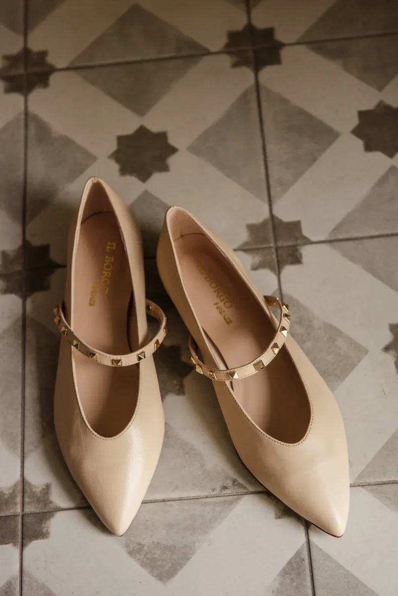 Scarpa scollata vaniglia con fettuccia con borchiette oro - immagine 3