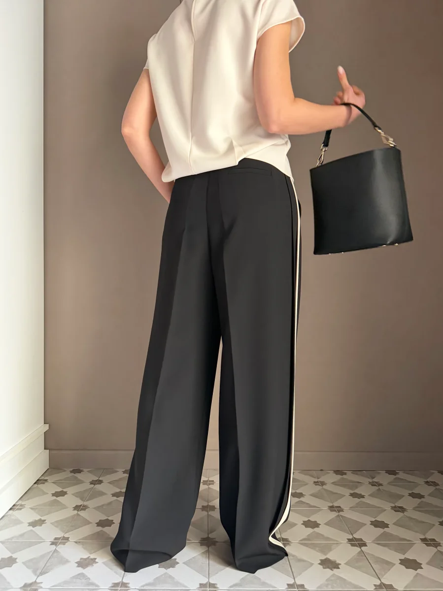 Pantalone a palazzo in crepe fluido con banda laterale - immagine 4