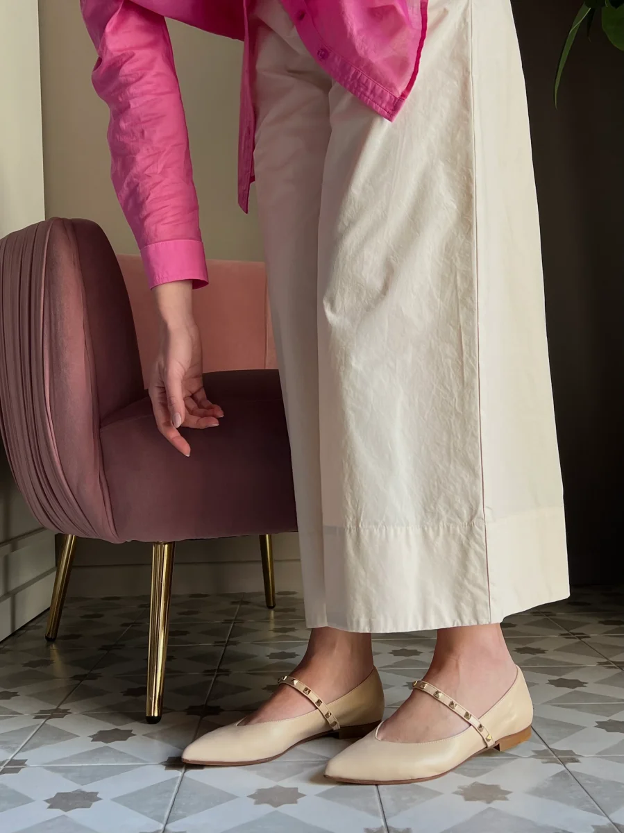 Scarpa scollata vaniglia con fettuccia con borchiette oro - immagine 2