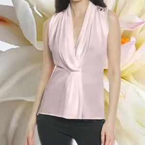 Top "Soft Blossom". Top smanicato in seta color rosa pallido con scollo drappeggiato profondo.