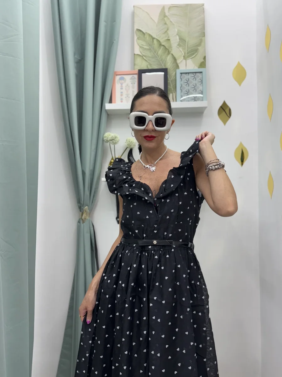 Abito Lungo Elegante e Casual nero con Cuoricini bianchi– Scollatura a Cuore e Volant - immagine 4