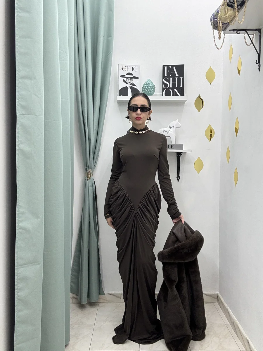 Abito Lungo Drappeggiato MARRONE– Eleganza Senza Tempo - immagine 2