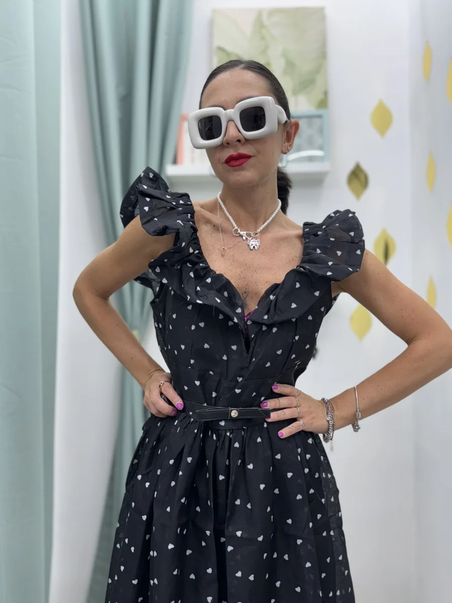 Abito Lungo Elegante e Casual nero con Cuoricini bianchi– Scollatura a Cuore e Volant - immagine 3