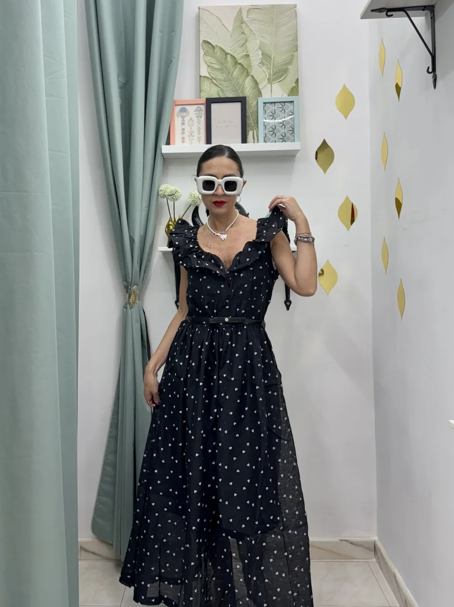 Abito Lungo Elegante e Casual nero con Cuoricini bianchi– Scollatura a Cuore e Volant - immagine 2