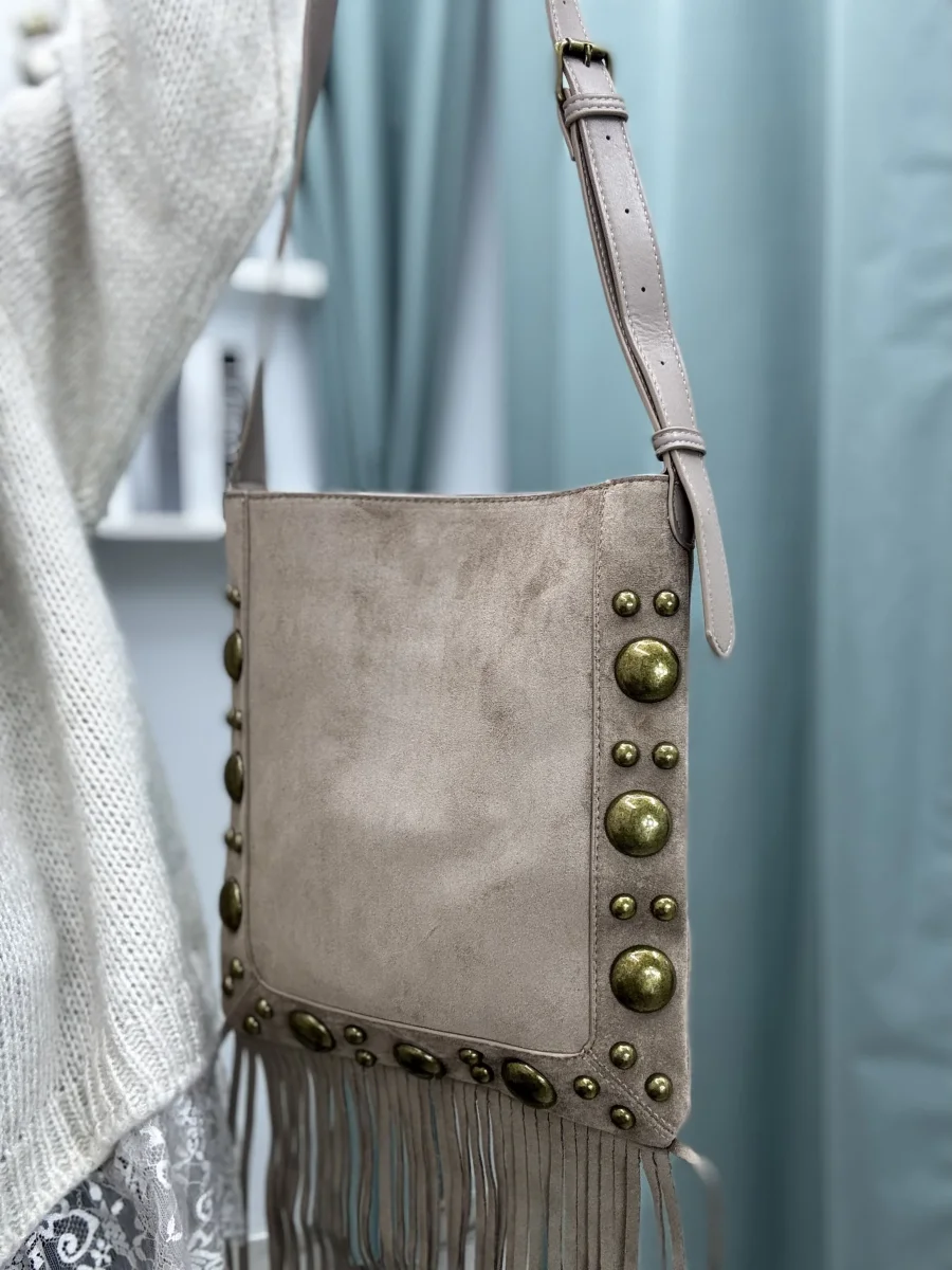 Borsa a spalla con frange e tracolla regolabile in similpelle e Alcantara - immagine 6